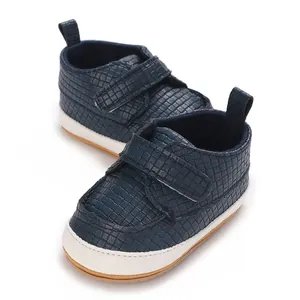 Dettaglio scarpine primi passi blu navy con trama a griglia e chiusura a velcro