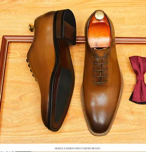Chaussures richelieu pour hommes en cuir marron montrant les détails et la semelle