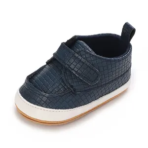 Dettaglio scarpa da passeggio neonato blu navy con trama intrecciata e cinturino