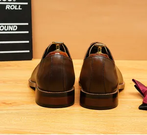 Détail de chaussures Oxford de business en cuir marron pour hommes, vue sur le talon.