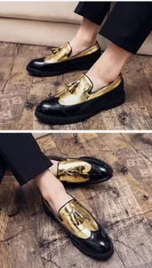 Vue détaillée de mocassins Brogue homme dorés et noirs à glands sur sol vintage