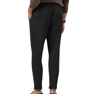 Vista posteriore di pantaloni casual neri da uomo con elastico in vita e risvolto.