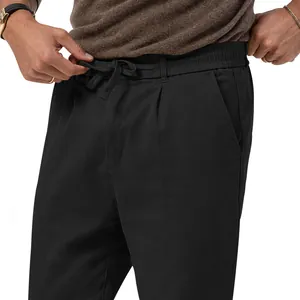 Primo piano dei pantaloni casual neri da uomo con vita con coulisse e dettagli pieghe