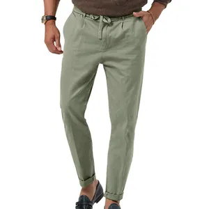 Dettaglio di pantaloni casual business da uomo in verde salvia con coulisse elastica