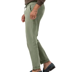 Vista laterale dei pantaloni casual da uomo verde salvia con trama in lino e risvolti al fondo