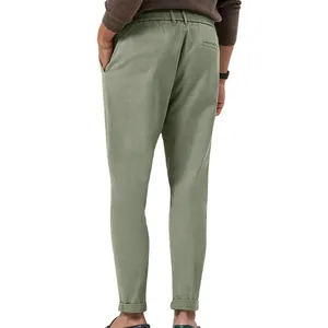 Vista dettagliata dei pantaloni casual verde salvia da uomo con tasca posteriore