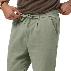 Dettaglio dei pantaloni casual uomo verde salvia con coulisse ed elastico in vita.