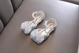 Detailansicht silberne Glitzerschuhe für Mädchen mit Strass-Schmetterling und Perlen
