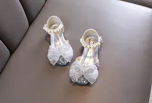 Elegante silberne Prinzessinnenschuhe für Mädchen mit Strass-Schmetterling und Perlenriemen