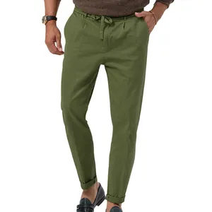 Vista dettagliata dei pantaloni casual da uomo verde oliva a gamba dritta con coulisse in vita