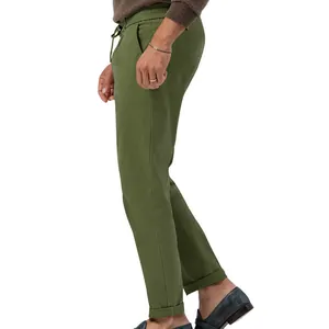 Dettaglio vista laterale di pantaloni chino casual da uomo verde oliva, vestibilità e tessuto.