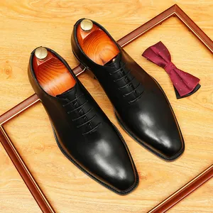 Chaussures Oxford de luxe en cuir noir pour hommes, idéales pour mariage ou bureau.