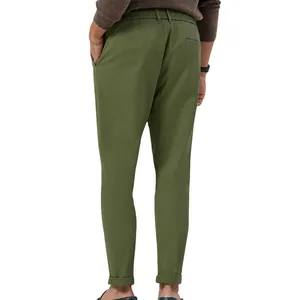 Vista posteriore dettagliata di chino casual da uomo verde oliva con elastico in vita
