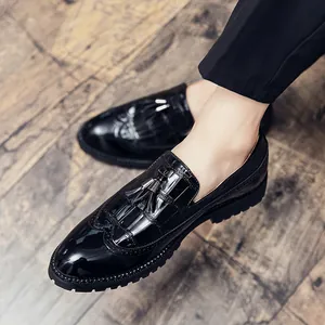 Mocassins brogues noirs classiques pour hommes avec glands et texture peau crocodile