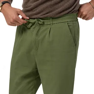 Dettaglio di pantaloni uomo verde oliva con elastico in vita e coulisse regolabile