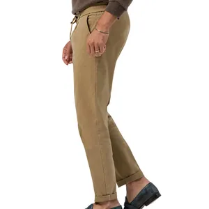 Vista laterale dettagliata di pantaloni casual kaki da uomo con vita elastica e coulisse