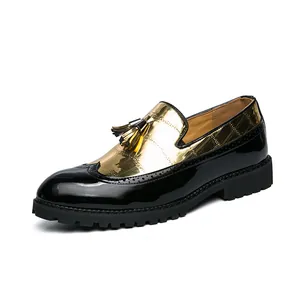 Mocassins richelieu pour hommes avec glands en cuir verni noir et finition dorée