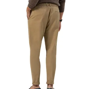 Vista posteriore dettagliata di pantaloni chino uomo kaki slim fit con trama del tessuto fine