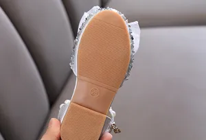 Detailaufnahme der rutschfesten Gummisohle von silbernen Prinzessinnenschuhen für Mädchen, Größe 26