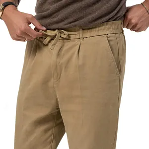 Dettaglio dei pantaloni casual dritti kaki da uomo con coulisse in vita elasticizzata