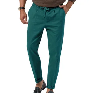Vista dettagliata dei pantaloni casual da uomo verde scuro con coulisse