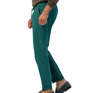 Vista laterale dei pantaloni casual da uomo verde petrolio con coulisse elastica