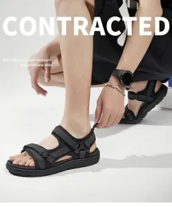 Gros plan de sandales de sport noires pour hommes avec brides réglables et semelle souple