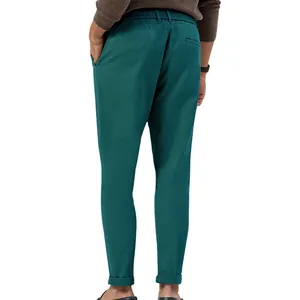 Vista posteriore di pantaloni casual da uomo verde petrolio con vita elastica dritta
