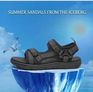 Vue latérale de sandale de sport noire sur fond créatif d'iceberg rafraîchissant