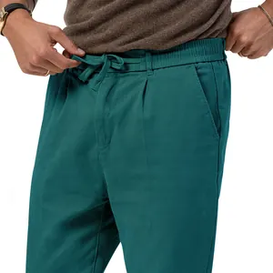 Dettaglio ravvicinato di pantaloni casual da uomo verde petrolio con lacci
