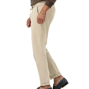 Dettaglio del profilo laterale dei pantaloni casual beige da uomo con gamba dritta e risvolto