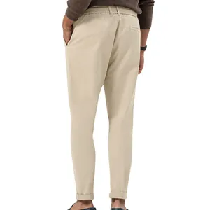 Vista posteriore dettagliata dei pantaloni chino beige da uomo con vita elastica