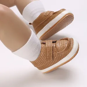 Scarpe neonato marroni con trama intrecciata, suola morbida e chiusura a strappo