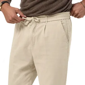 Vista dettagliata dei pantaloni casual kaki da uomo con coulisse e vita elasticizzata