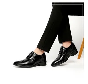 Gros plan de chaussures richelieu en cuir noir pour hommes avec des motifs élégants de luxe