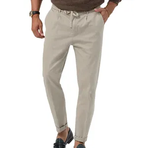 Vista dettagliata di pantaloni beige business casual da uomo con coulisse in vita.
