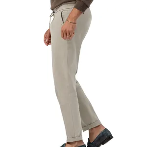 Vista laterale di pantaloni casual kaki da uomo con vita elastica e coulisse regolabile.