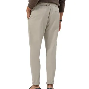 Vista posteriore dettagliata di pantaloni casual da uomo in tessuto grigio chiaro