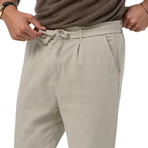 Primo piano di pantaloni casual da uomo beige con vita elasticizzata e coulisse regolabile
