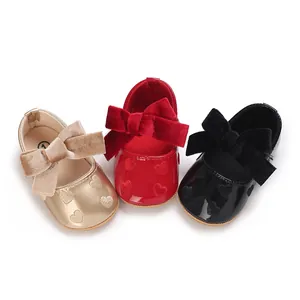 Primo piano di tre colori di scarpe da camminata per neonata con fiocco e cuori