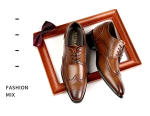 Vue détaillée de chaussures richelieu en cuir marron avec cadre décoratif et noeud