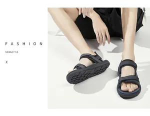 Stijlvolle heren strandsandalen met een zachte zool en handige verstelbare klittenbanden.