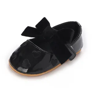 Scarpine da neonata stile principessa nere con cuori e grande fiocco morbido in velluto