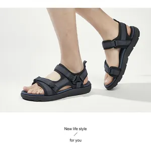 Zijaanzicht van comfortabele outdoorsandalen voor heren met verstelbare riempjes