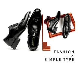 Gros plan de chaussures derby en cuir noir brogue avec cadre en bois décoratif