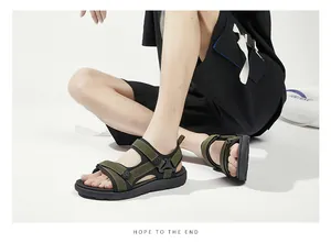 Model draagt legergroene heren sport sandalen met zachte zool voor buitenactiviteiten