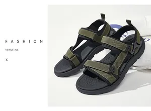 Outdoor sportsandalen voor heren met olijfgroene klittenbandsluiting en zachte rubberen zool