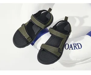 Detailweergave van legergroene heren zomersandalen voor het strand met nylon bandjes.