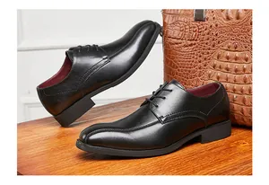 Seitenansicht eleganter schwarzer Derby-Herrenschuhe aus Leder auf Holzoberfläche
