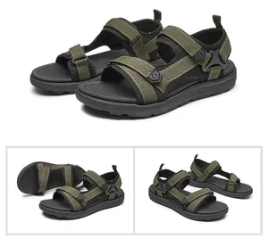 Meerdere hoeken van legergroene outdoorsport sandalen voor heren met zachte zolen en riemen